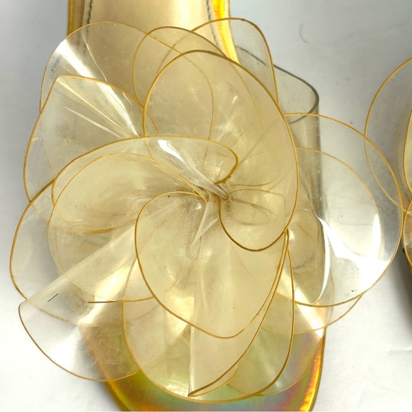 Blue by Betsey Johnson Dulce Lucite Heels Iridescent Gold Flower Petals Sz 8.5 M - Picture 12 of 13